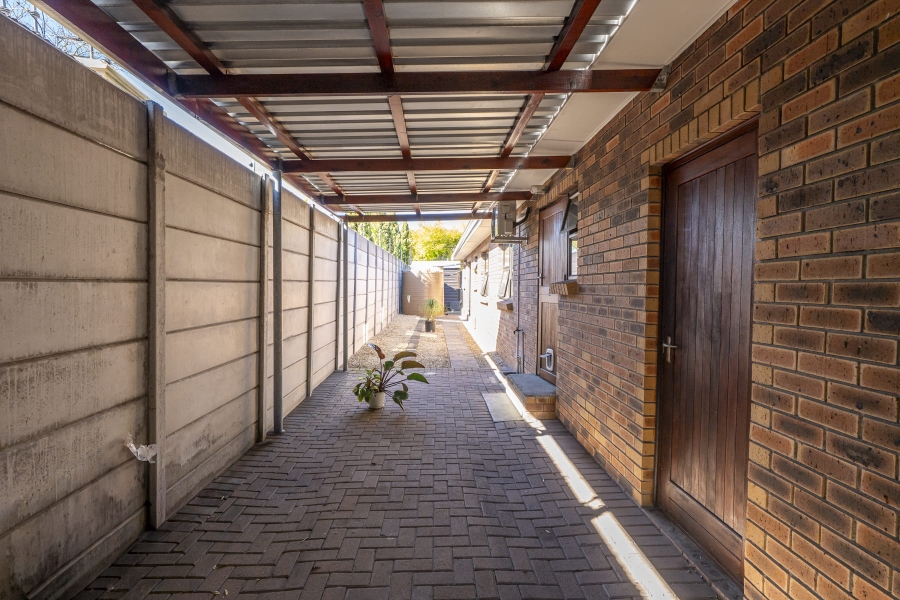 5 Bedroom Property for Sale in De Oude Spruit Western Cape